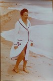 Fotografie color mare, Elena Ceausescu la plaja, 2 carti de vizita: Elena Ceausescu si Nicolae Ceausescu