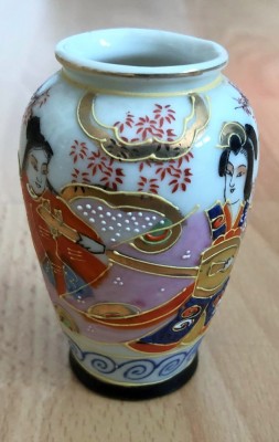 Vaza - portelan Japonia - coaja de ou - pictata manual foto