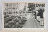 BUCURESTI , OLTENI CU COBILITELE ASEZATE PE CALEA VICTORIEI , PIATA PALATULUI , IN &#039; SAPTAMANA FRUCTELOR &#039; , FOTOGRAFIE TIP CARTE POSTALA , MONOCRO