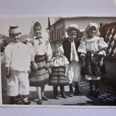 Fotografie cu copii în costume populare