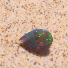 Opal negru 1.85 ct joc de culori