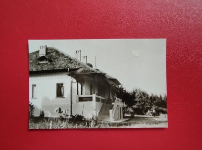 CARTE POSTALA - RSR - CASA IN CARE A LOCUIT MIHAIL SADOVEANE LA MANASTIREA NEAMT ( cu defect ) foto