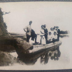 Fotografie de grup cu militar roman, in barca// foto tip CP