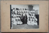 Fotografie de grup de la o Scoala de Fete, Romania interbelica