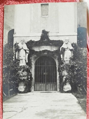Fotografie, intrarea in cavou, constructie secolul XIX foto