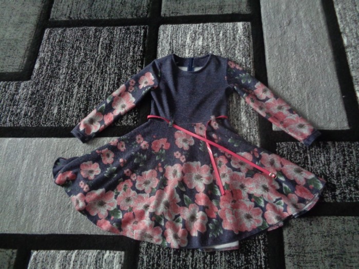 Vand rochie cu maneci lungi de fetite.