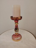 Suport vintage pentru lum&acirc;nare din cristal roz cu decor floral și inserții aurii &ndash; 21 cm