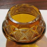 CY - Bol mic mai vechi superb cristal galben gravat / cu o mica ciobitura la gura (foto) / D baza = D gura: 6 cm H: 6,50 cm 285 g / fara marcaje