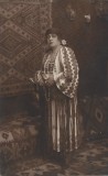 P2423N Femeie &icirc;n port popular rom&acirc;nesc, 1925, studio Munteanu, C&acirc;mpulung Muscel