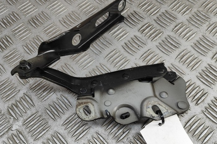 Balama capota dreapta față AUDI A3 Limousine 8VS, 8VM 2018 OEM: 8V0823302F 30783966