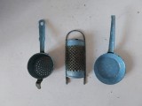 Set mini-ustensile de bucătărie vechi din metal emailat (3 piese), 12&ndash;14 cm - miniaturi, casa papusii - decor