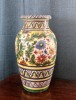 Vaza arhitecturala de mari dimensiuni ceramica MAJOLICA Italia H 50 cm motive florale si geometrice culori vii urna de podea