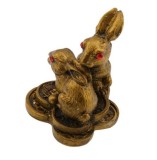 Statueta Feng Shui din rasina cu pereche de iepuri pe monede, 5,6cm, model Q34