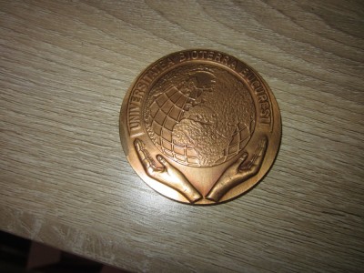 universitatea biotera bucuresti dim 60mm din metal galben fara cutie foto