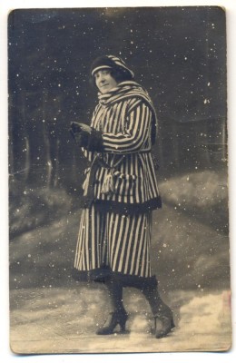AD 1431 C.P.VECHE -TANARA IN TINUTA DE EPOCA -CHINA NICOLAU -1921 - SEVERIN foto