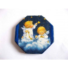 Ingeri de copii blonzi pe nori, sus la stele, magnet hexagonal frigider 17834