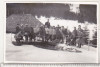 Bnk foto Excursionisti langa Sura Dacilor Poiana Brasov 1965, Alb-Negru, Romania de la 1950, Cladiri