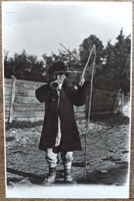 Copil de taran cu bici, anii&amp;#039; 30// reproducere de epoca foto