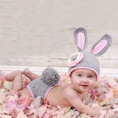 Costum crosetat bebelusi iepure+ morcov sedinte foto, botez foto