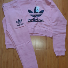 Trening fata Adidas hanorac scurt si pantaloni slim roz masura Small