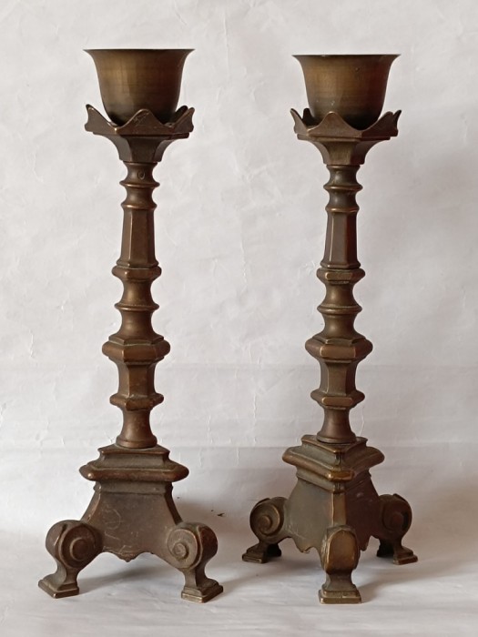 Pereche de sfesnice din bronz, stil Gotic