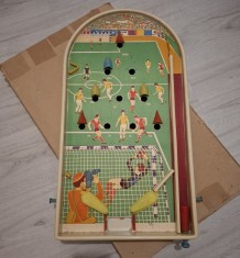 JOC VECHI ROMANESC FOTBAL - PINBALL + CUTIE - DIMENSIUNE MARE - COMUNIST - COLECTIE - JUCARIE VECHE - VINTAGE
