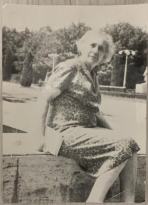 Anii 60 Foto mama lui Georges Dumitresco la Bucuresti, semnata olograf de pictor foto
