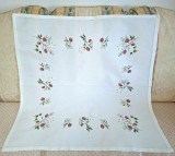 Fata de masa Vintage din bumbac cu broderie manuala in cruciulite- Capsuni.