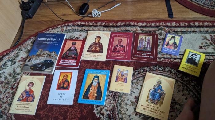Lot cărți ortodoxe.