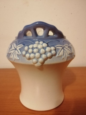 Vaza ceramica albastru cu struguri Deco Helsingborg Suedia (Karl Svensson) foto