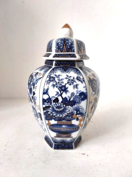 Ginger-Jar japonez / vas ceramic hexagonal cu capac &ndash; porțelan japonez vintage &lsquo;Made in Japan&rsquo; &ndash; decor floral albastru-aur