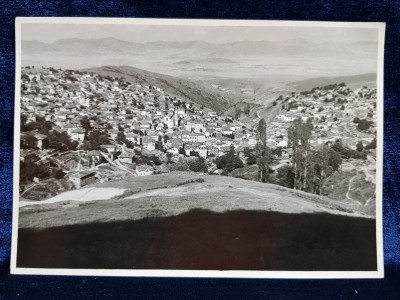 KRUSEVO , SERBIA DE SUD , VEDERE PANORAMICA , FOTOGRAFIE MONOCROMA , PE HARTIE LUCIOASA , PERIOADA INTERBELICA foto