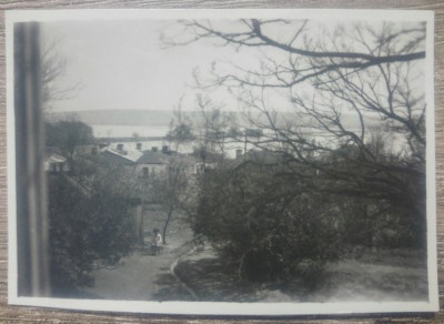 Copil cu jucarie pe strada// fotografie foto