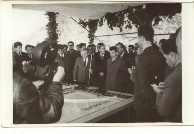Nicolae Ceausescu Portile de Fier iulie 1966, in fata machetei barajului foto
