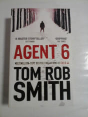 AGENT 6 - TOM ROB SMITH foto