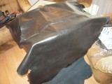 Piele naturala moale vopsita in culoarea neagra cu dimensiunea aprox. 125x150 cm