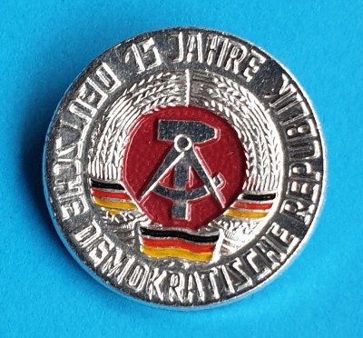 Insigna 15 ani DDR - Germania Democrata foto