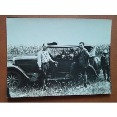 Fotografii barbati si copil cu masina la plimbare, 1930
