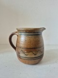Cană veche din ceramică de studio / lut &ndash; Pitcher / Ibric rustic Vintage, Glazură maro cu model valuri, Decorație rustică / țărănească, &Icirc;nălțime 14cm
