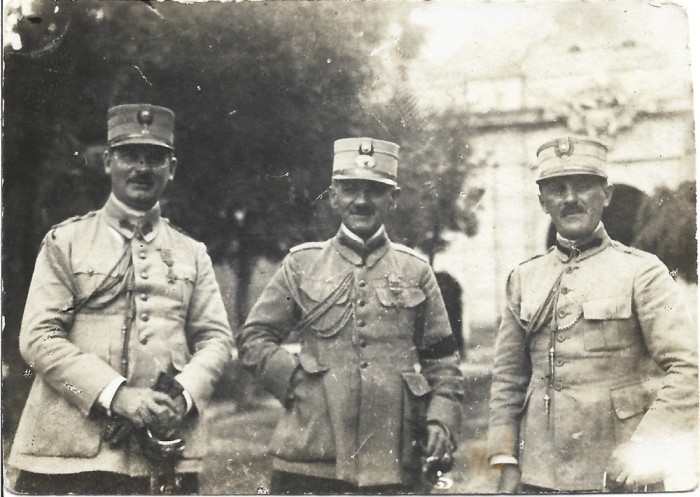 M1122N General rom&acirc;n decorat cu Crucea comemorativă a războiului 1916-1918, cu mai multe barete, la Alba Iulia, 1923