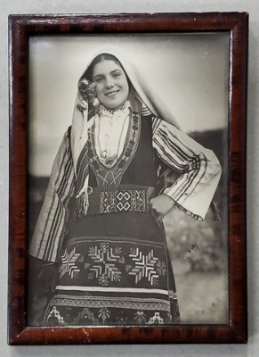 TANARA IN PORT POPULAR BULGAR , DIN VALEA TRANDAFIRILOR , FOTOGRAFIE , 1936 foto