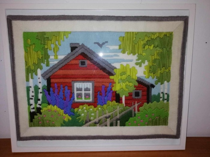 Tablou mare cusut brodat broderie veche inramata lucrat manual gradina flori si casuta casa rosie rama sticla