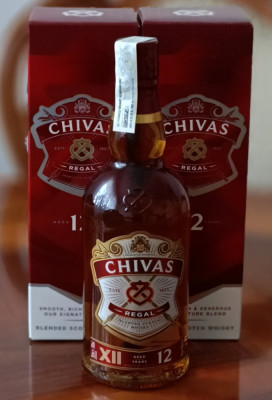 2 sticle de Whisky Chivas Regal de 12 ani foto