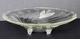 Fructiera vintage cu 3 picioare din sticla transparenta, cu motive florale sablate (lacramioare) si margine ondulata, diametru 24 cm