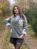 Jacheta dama gri cu aplicatii flori crosetate