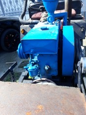 Vand motor de taiat lemne foto