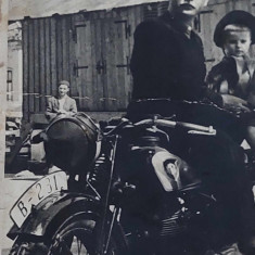 Fotografie veche de colectie Motocicleta de epoca superba cu numar inmatriculare