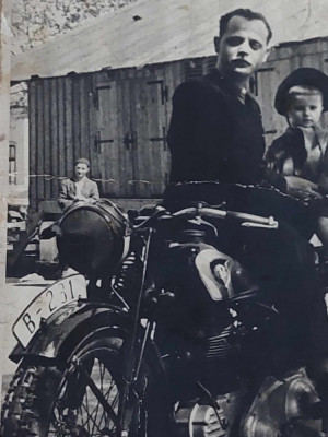 Fotografie veche de colectie Motocicleta de epoca superba cu numar inmatriculare foto