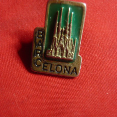 Insigna Turistica - Barcelona , metal si email ,cu buton ,h=2,5cm