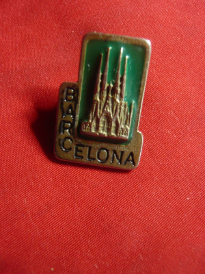 Insigna Turistica - Barcelona , metal si email ,cu buton ,h=2,5cm foto